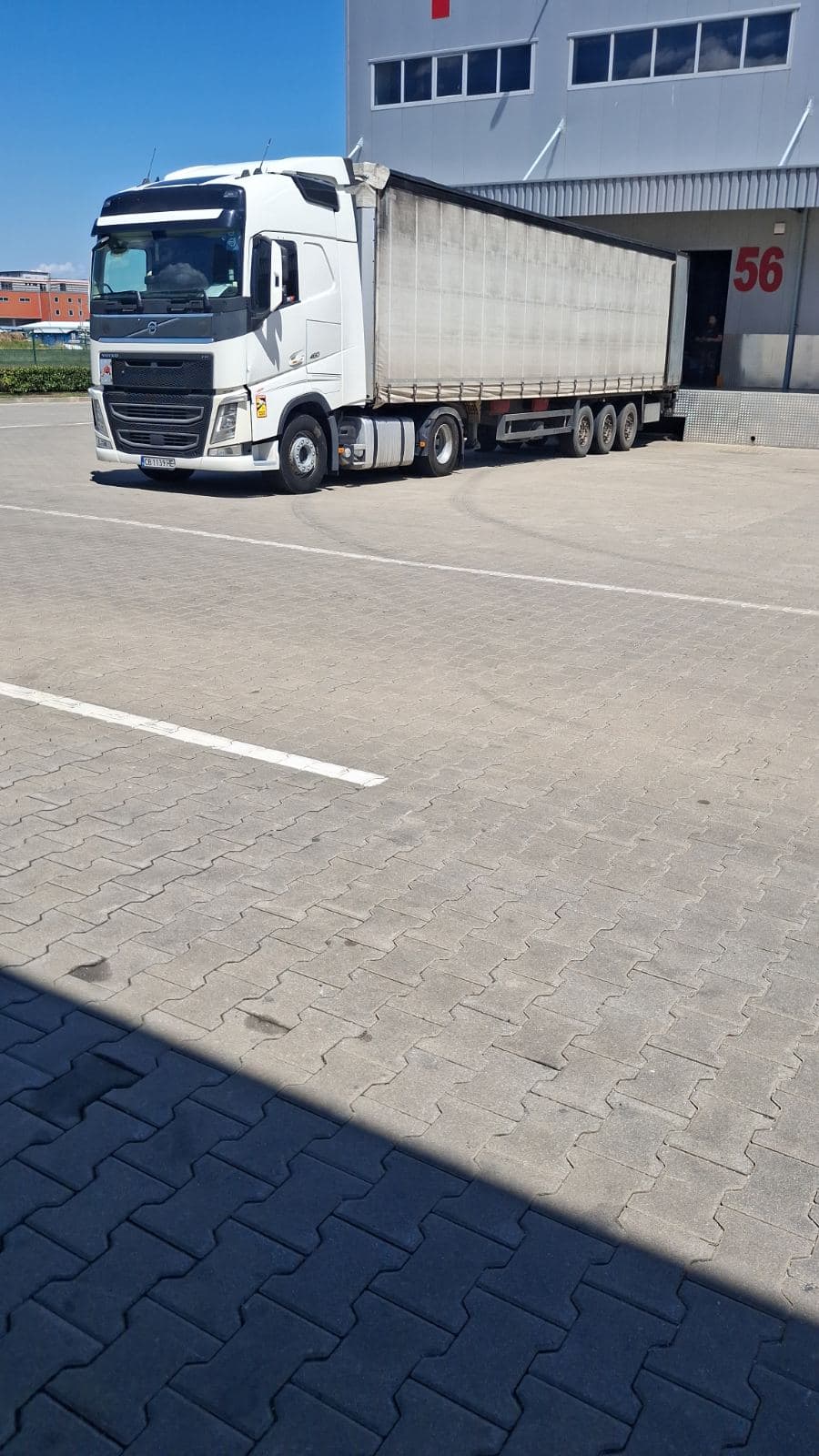 Volvo на товарна рампа